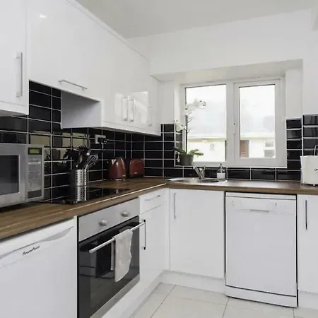 Central Artsy 3 Bedroom 1 Bathroom With Parking Apartment Galway