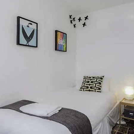 Apartment Central Artsy 3 Bedroom 1 Bathroom With Parking *